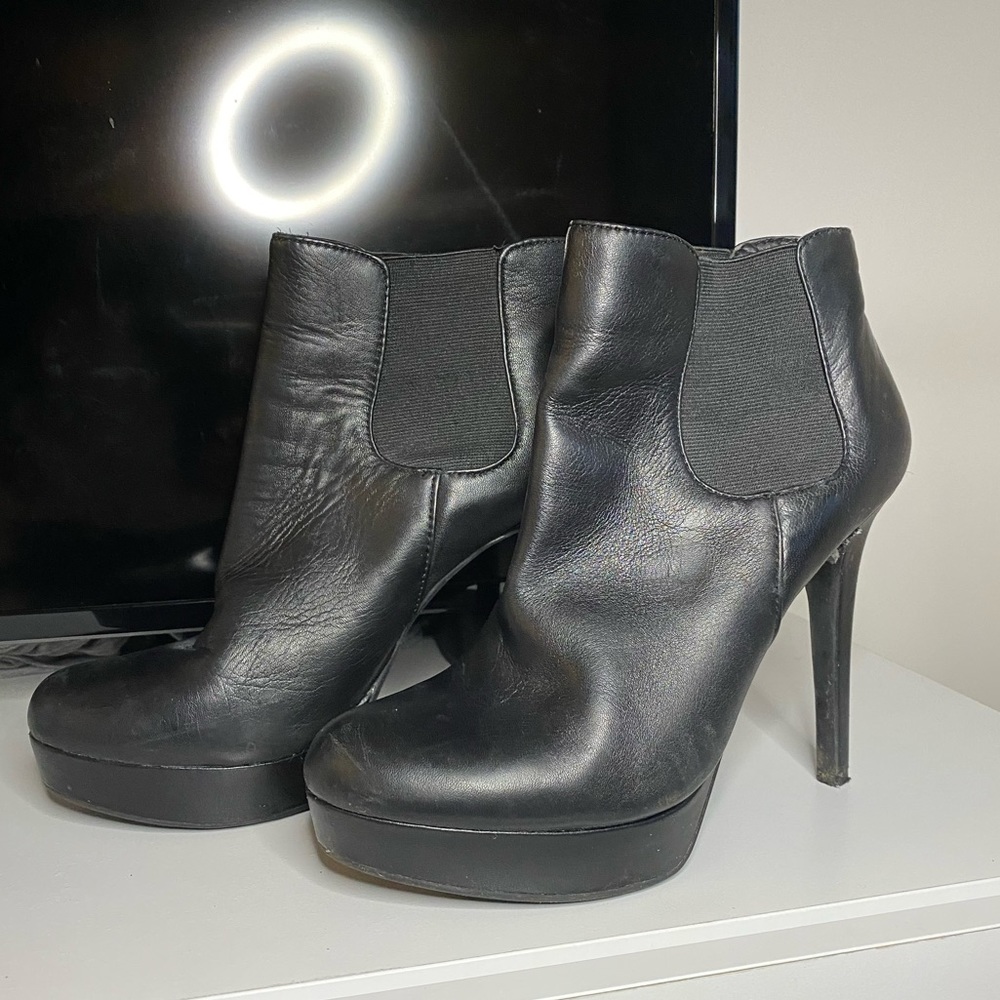 Gianna Bini Black Leather Heel Booties. Size 8.